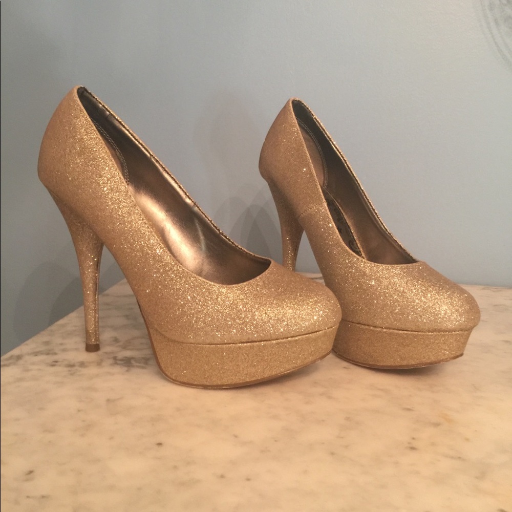 Gold glitter pumps